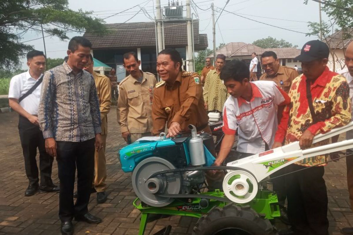 Pemprov Banten beri bantuan 210 traktor tangan kepada petani