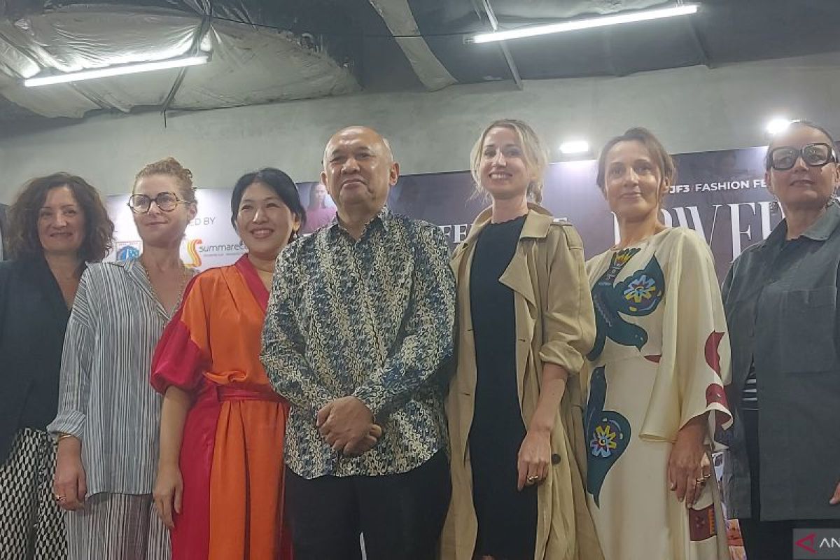 Menkop UKM: Produk wastra Indonesia dapat pujian di Paris