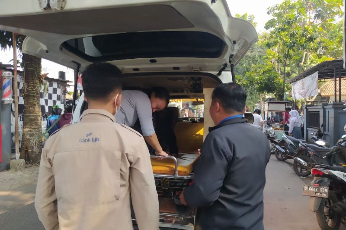 Sebanyak 35 ambulans dioperasikan evakuasi korban keracunan di Cimahi