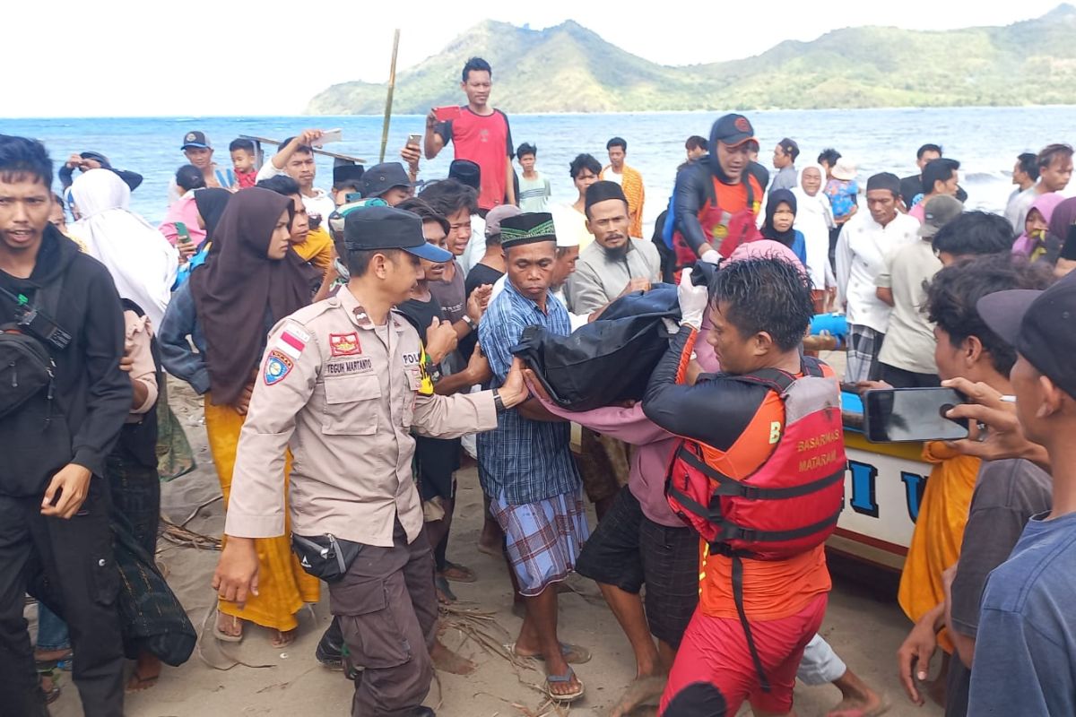 Tim SAR dibantu warga evakuasi satu korban hilang terseret ombak di Lombok Barat