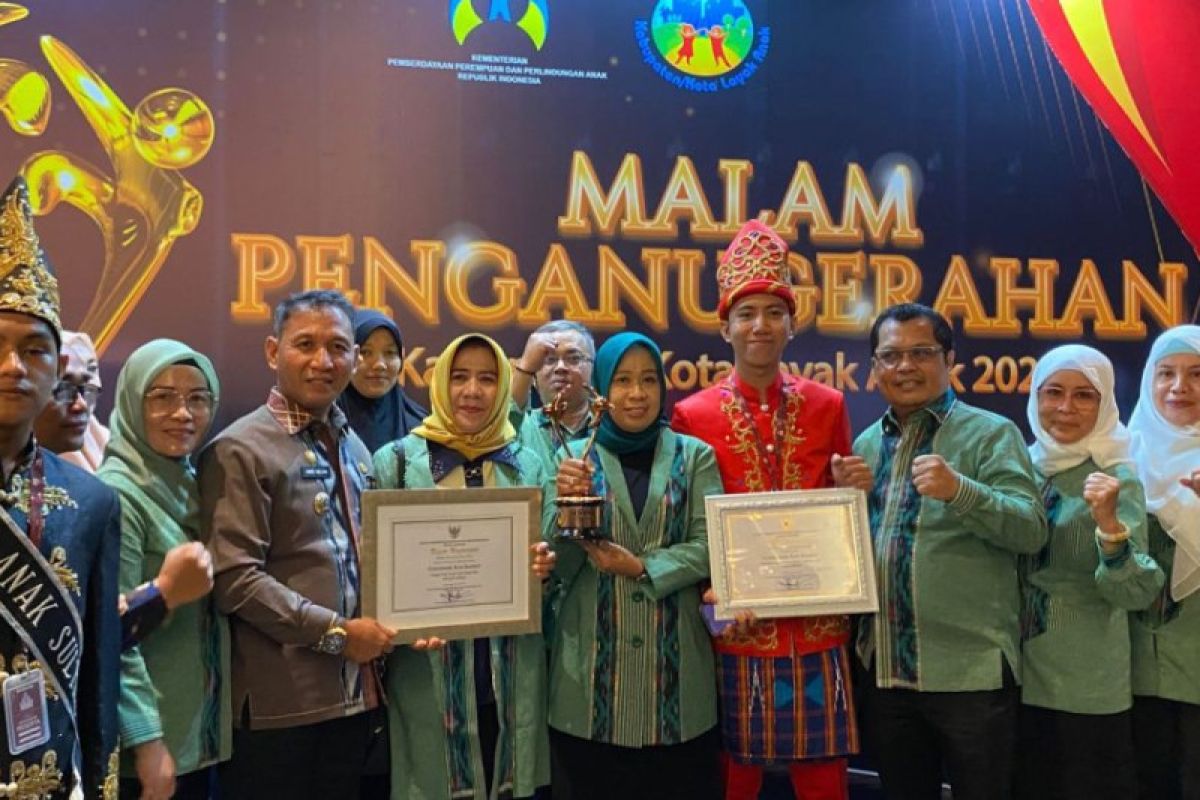 Pemkot Kendari menerima penghargaan kota layak anak kategori Nindya