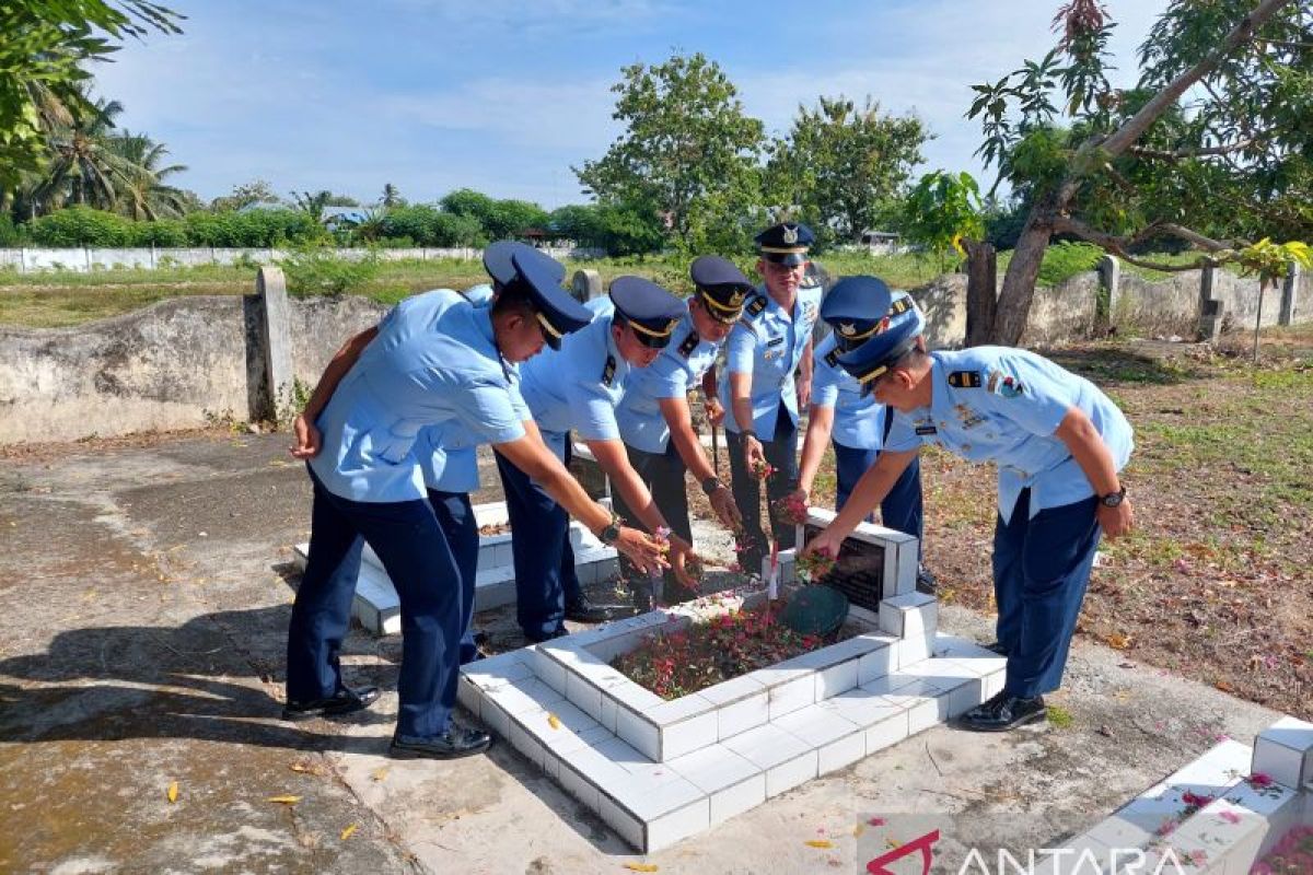 Hari Bakti TNI AU, Satrad 224 ziarah Taman Makam Pahlawan