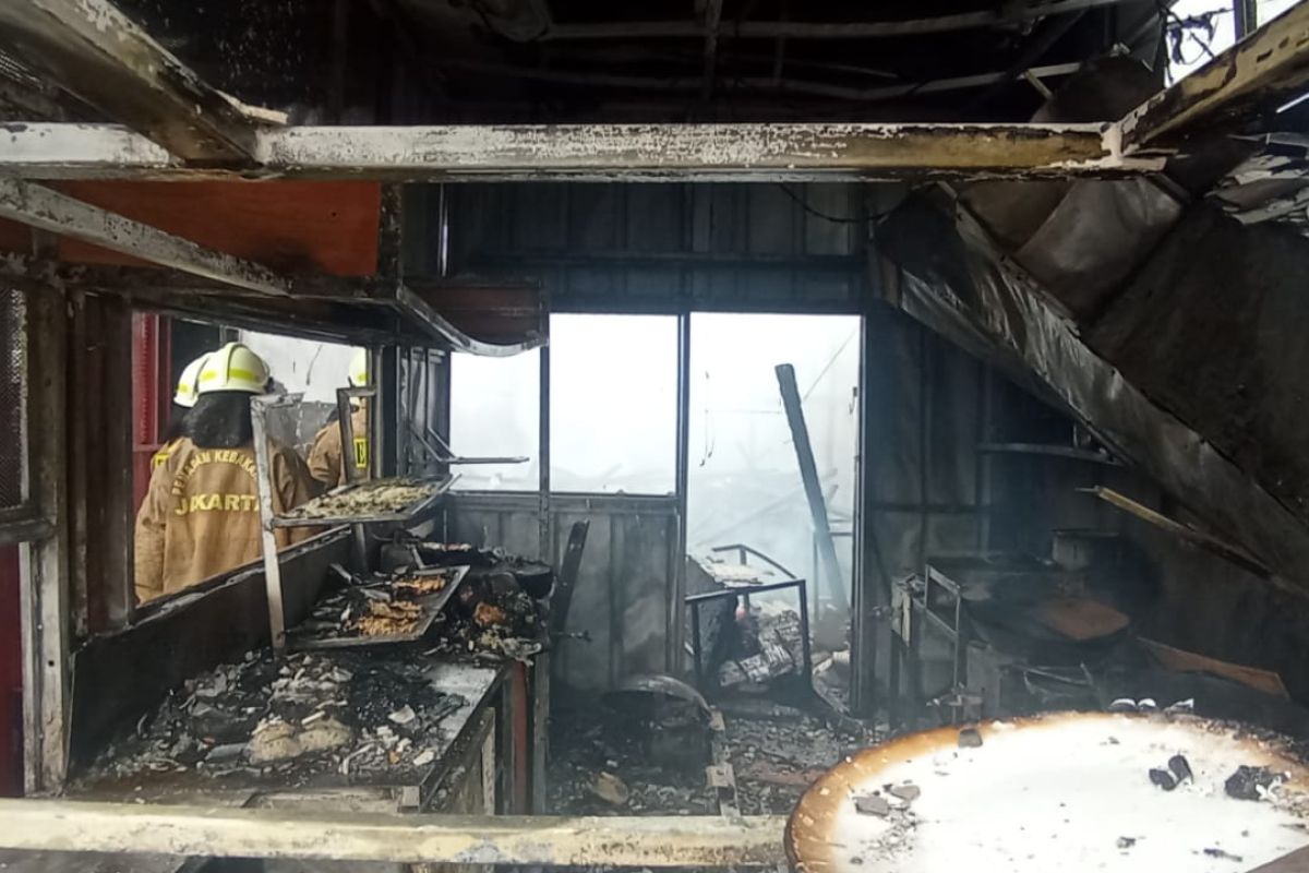 Warung bakmi dan apotek di Kramat Jati ludes terbakar