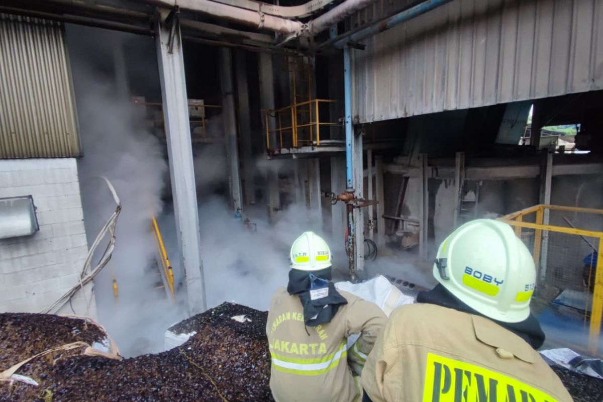 Pabrik botol beling di Jakarta Timur kembali terbakar