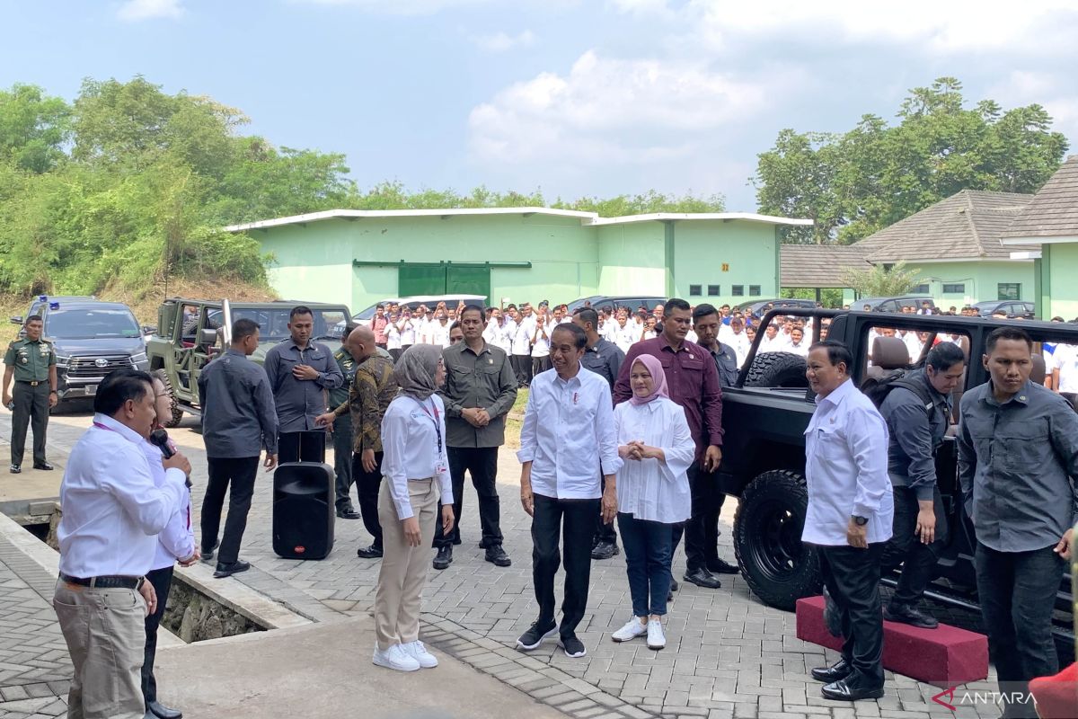 Presiden Jokowi kendarai Maung saat tinjau PT Pindad