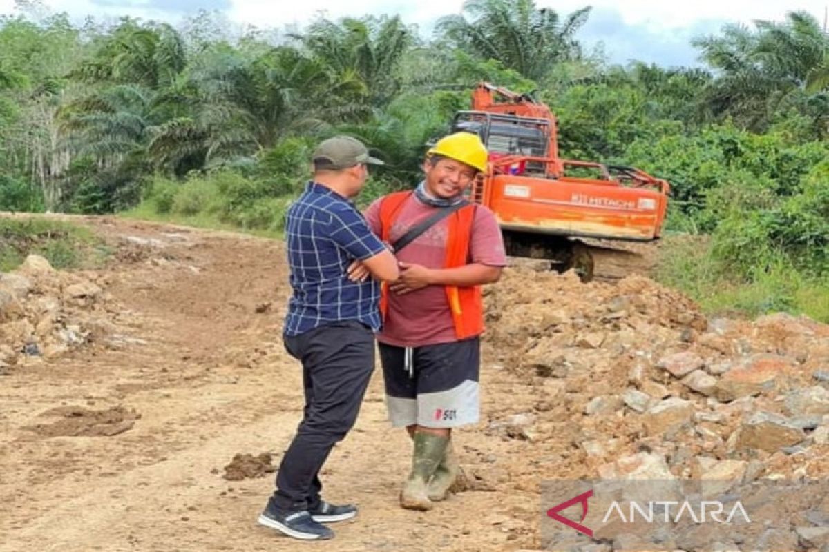 Ketua DPRD tinjau perbaikan jalan Siayuh - Tanjung Sari
