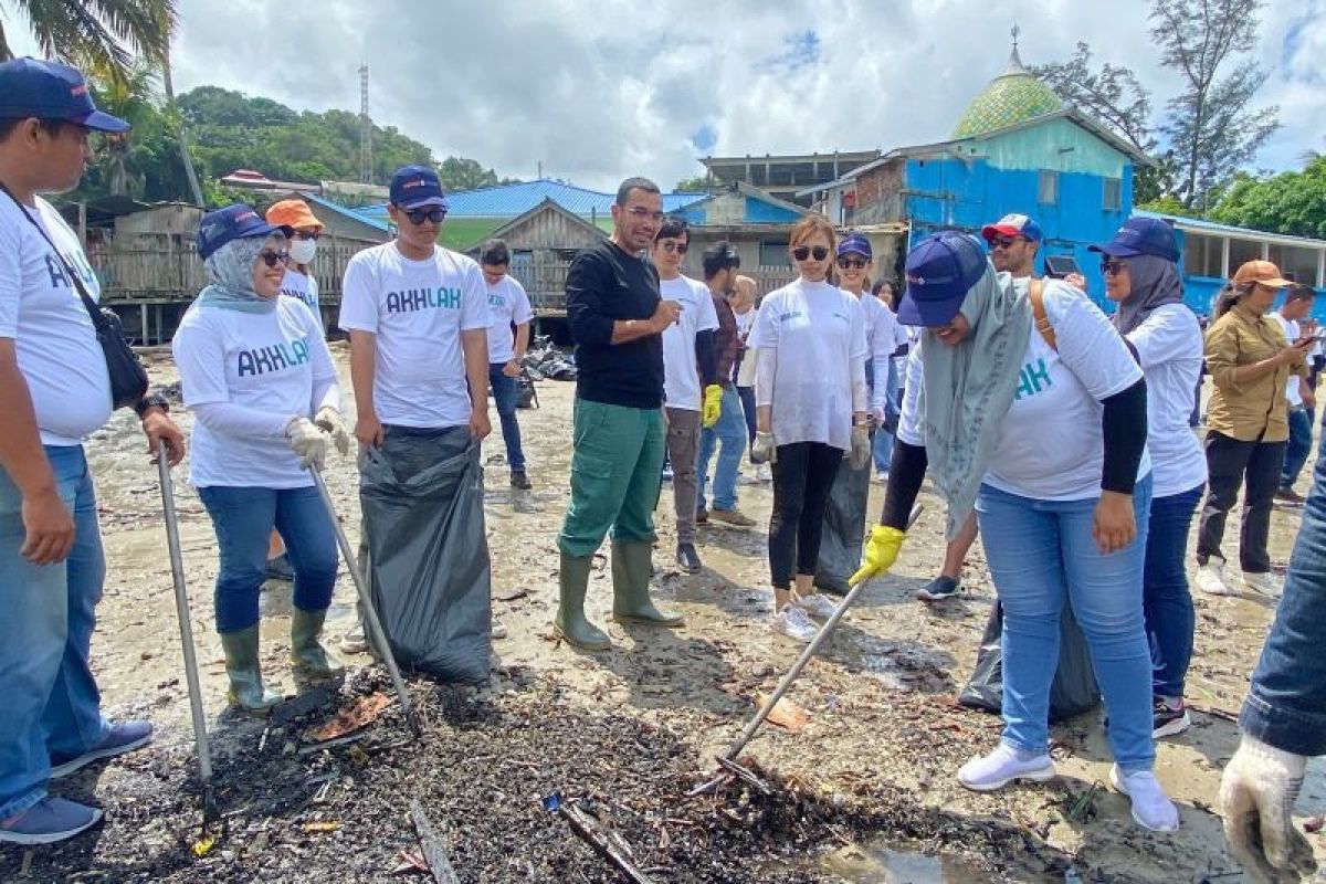 Milenial Pegadaian bersih-bersih sampah di Pantai Melawai, Balikpapan