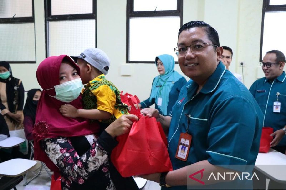 RSUD Kudus  bagikan paket nutrisi kepada pasien stunting