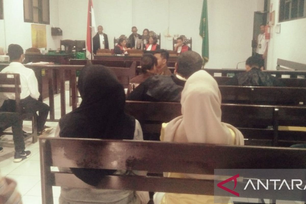 Hakim vonis tiga terdakwa korupsi di RSUD Haulussy   1,3 tahun