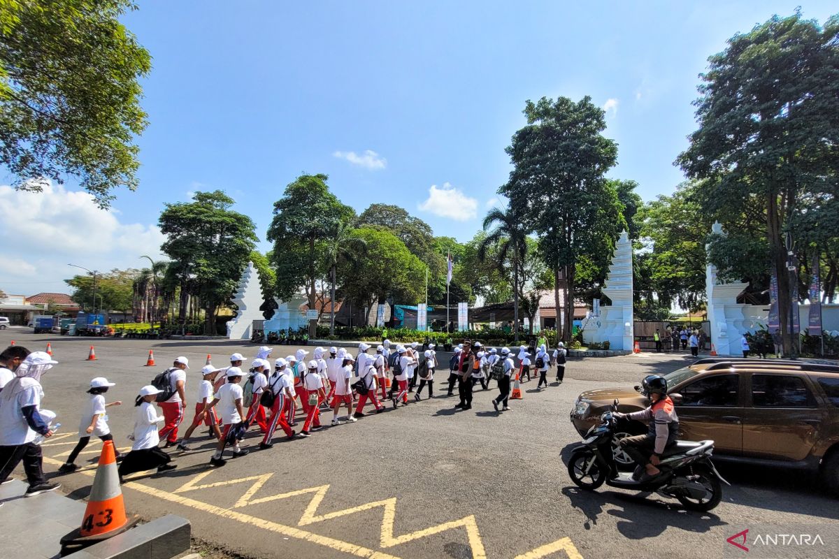 Puluhan siswa SD bersiap ikut senam bersama Ibu Negara di Banyuwangi