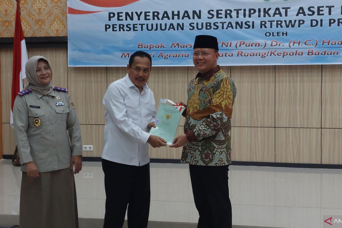 Kementerian ATR serahkan sertifikat dan Persub RTRW Bengkulu