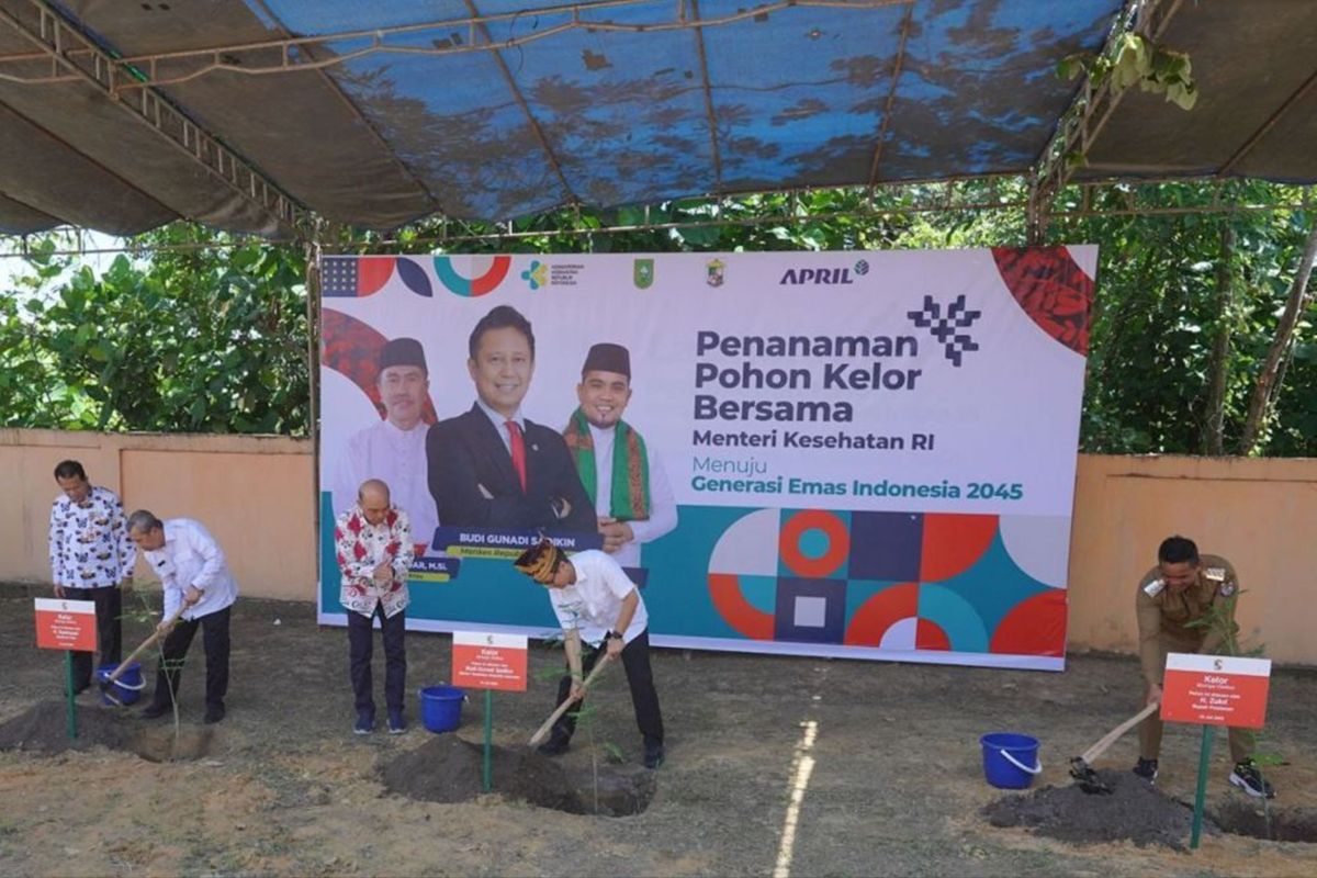 Gubernur Riau dan Menteri Kesehatan tanam pohon kelor di Pelalawan
