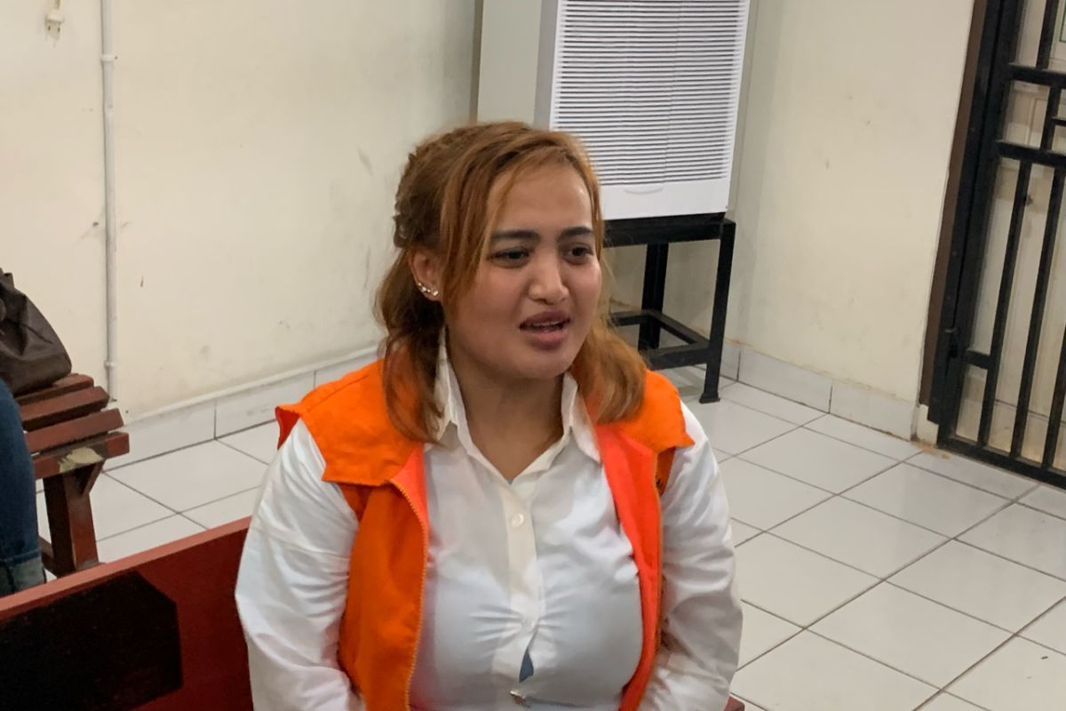 Selebgram Lina Luthfiawati kasus makan babi jalani sidang perdana di PN Palembang