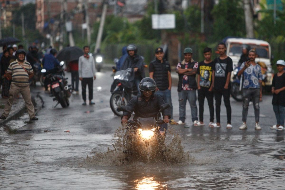 Menilik banjir di beberapa bagian ibu kota Nepal akibat hujan lebat
