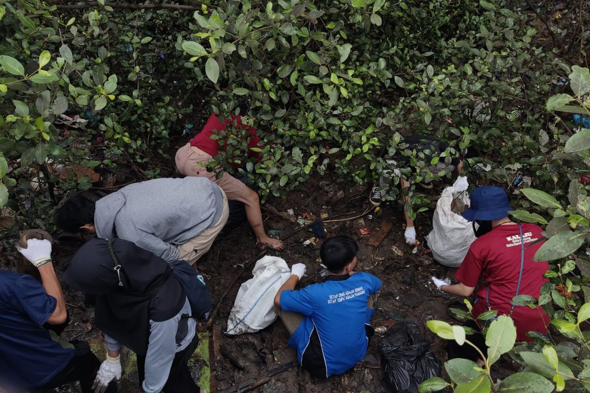 Bersih bersih pantai di Pulau Pasaran terkumpul 500 kantong sampah