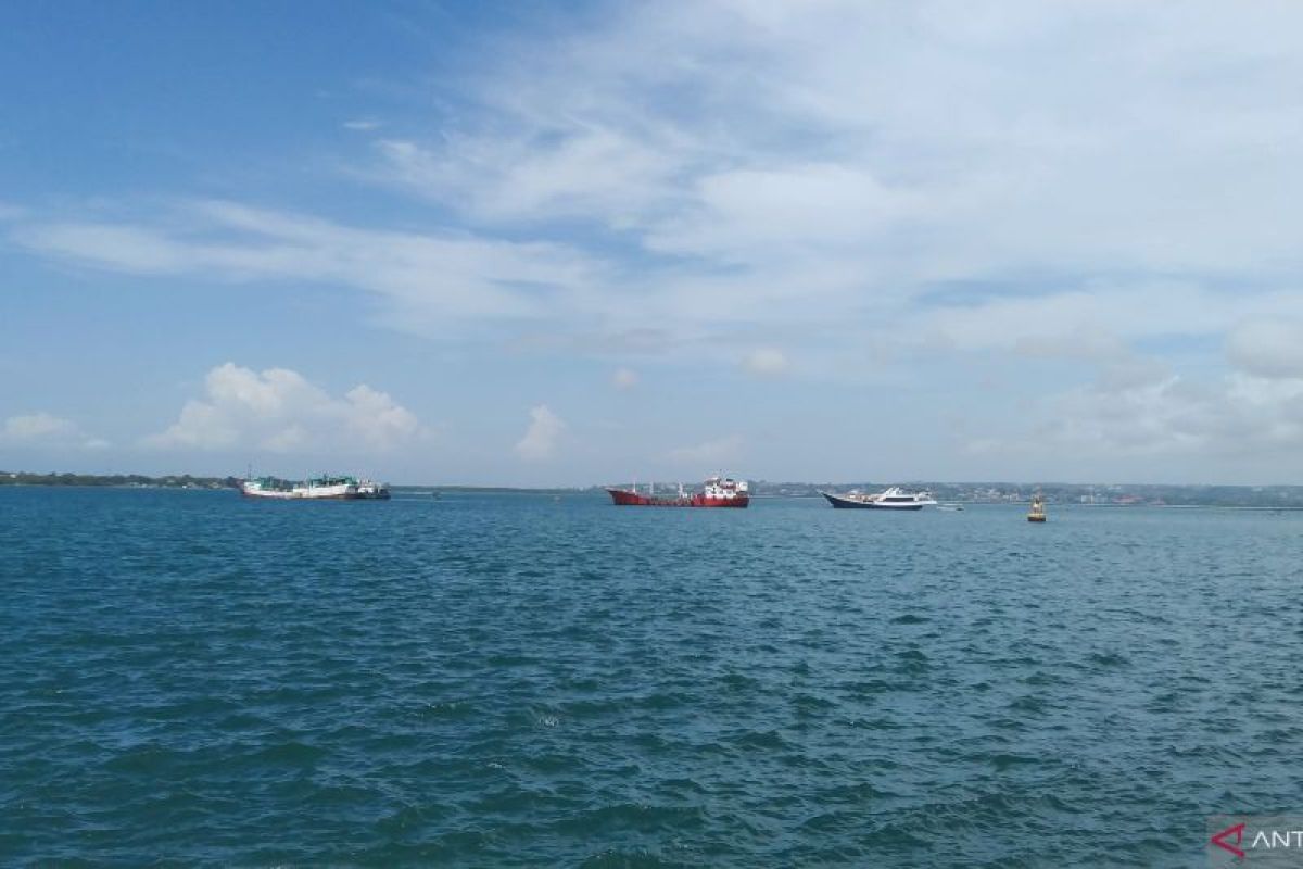 Operator kapal diminta waspadai ombak tinggi di Selat Badung