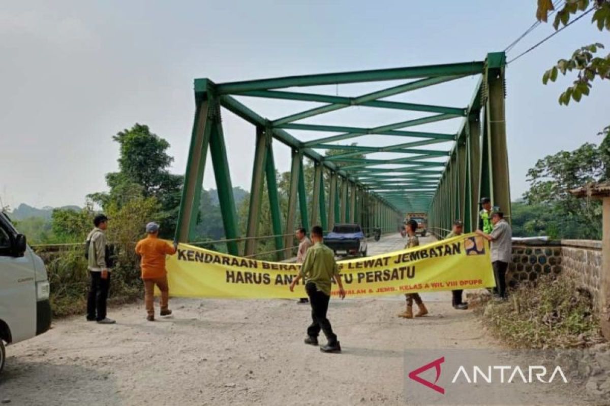 Bogor pasang spanduk peringatan bahaya di Jembatan Leuwiranji