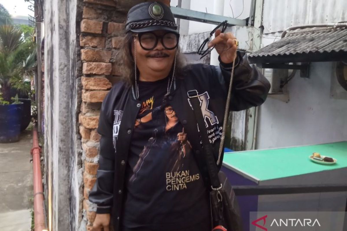 Kisah di balik kacamata ikonik pedangdut legendaris Jhony Iskandar