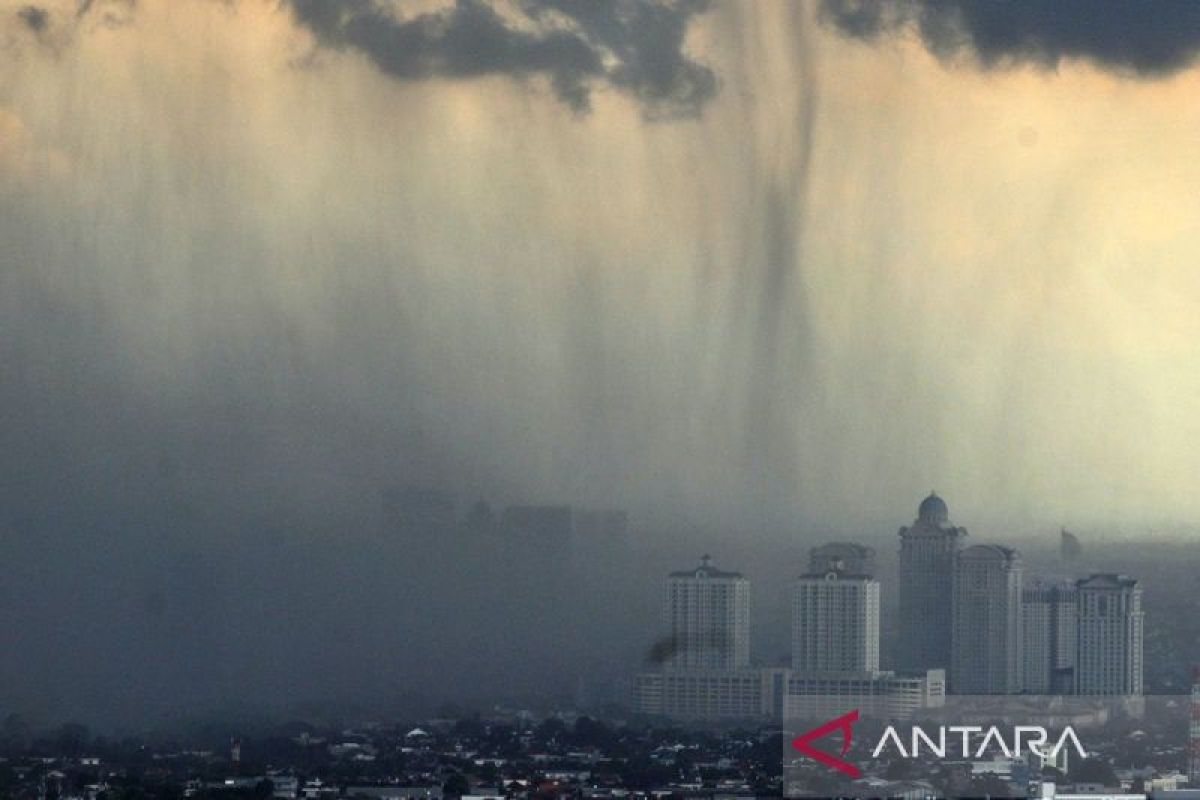 BMKG prediksi hujan lebat guyur sebagian besar wilayah Indonesia