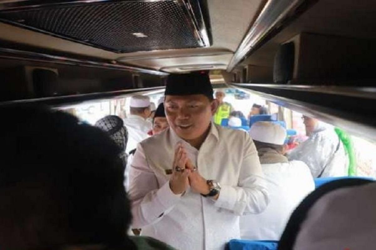 Wakil Bupati Sambut Langsung Kepulangan Jemaah Haji Kabupaten Tanjab Barat