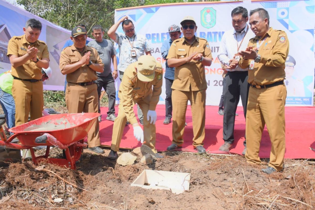 Citra Duani dampingi Gubernur Kalbar letakkan batu pertama SMAN 5 Simpang Hilir