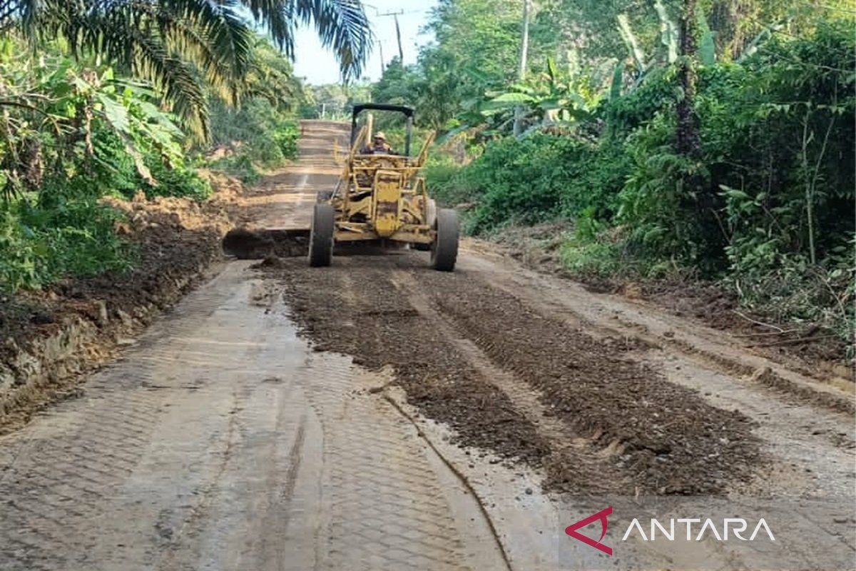 Dinas PUPR Kotabaru pelihara ruas jalan Batu Tunau.