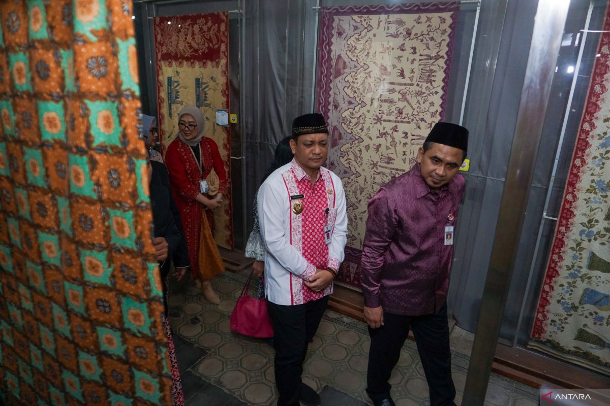 Wagub  Jateng ajak semua pihak berkomitmen lestarikan batik
