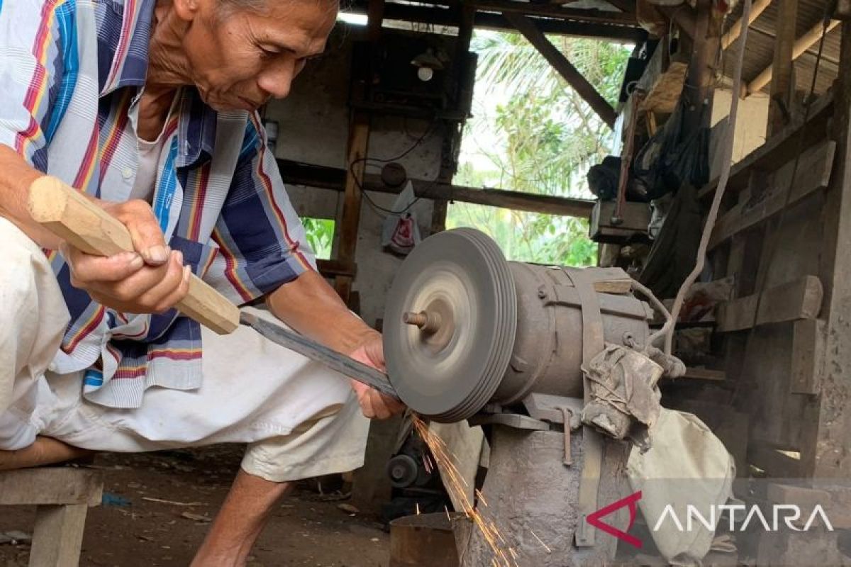Perajin golok Banten, pertahankan bisnis hingga budaya