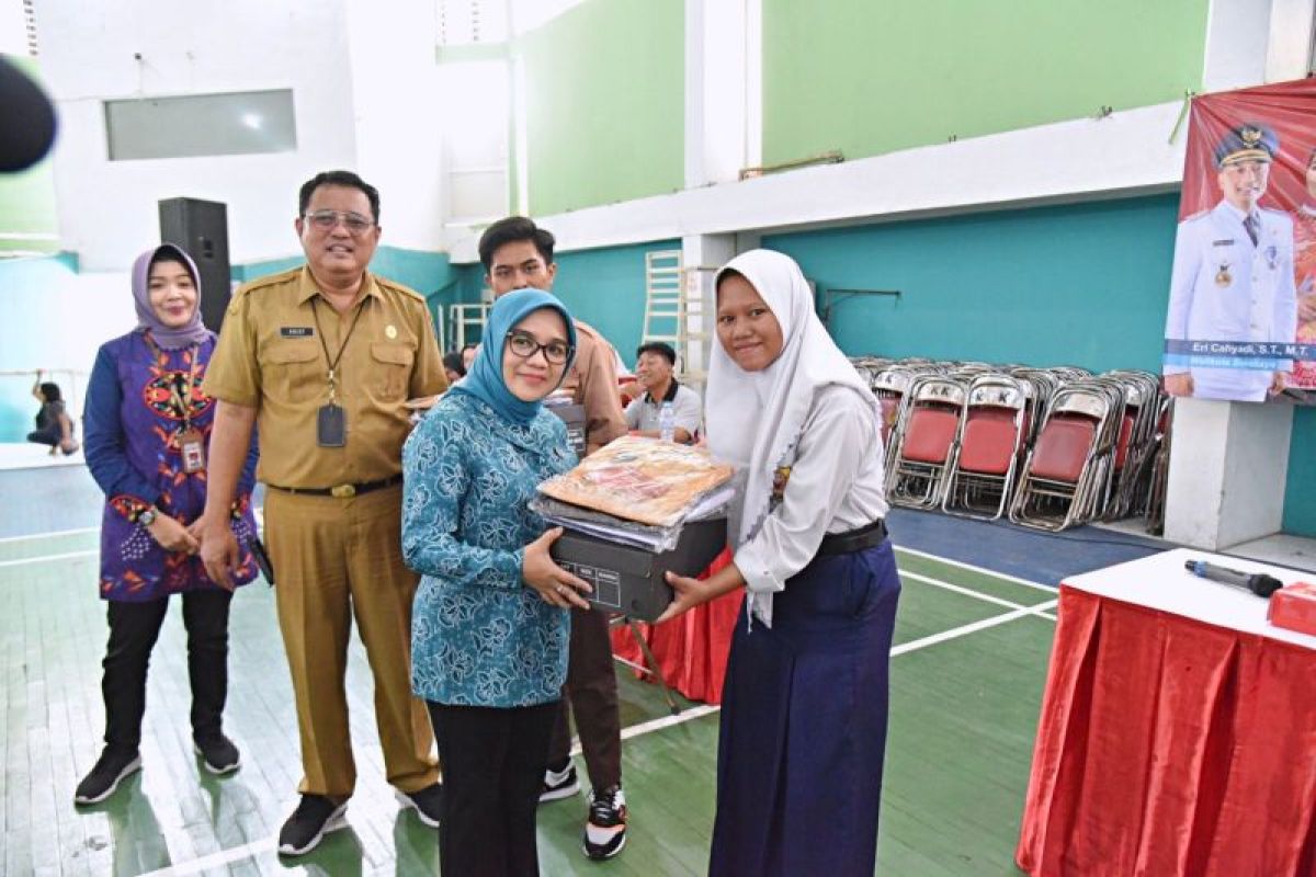 Pemkot Surabaya distribusikan seragam sekolah gratis untuk 7.000 pelajar