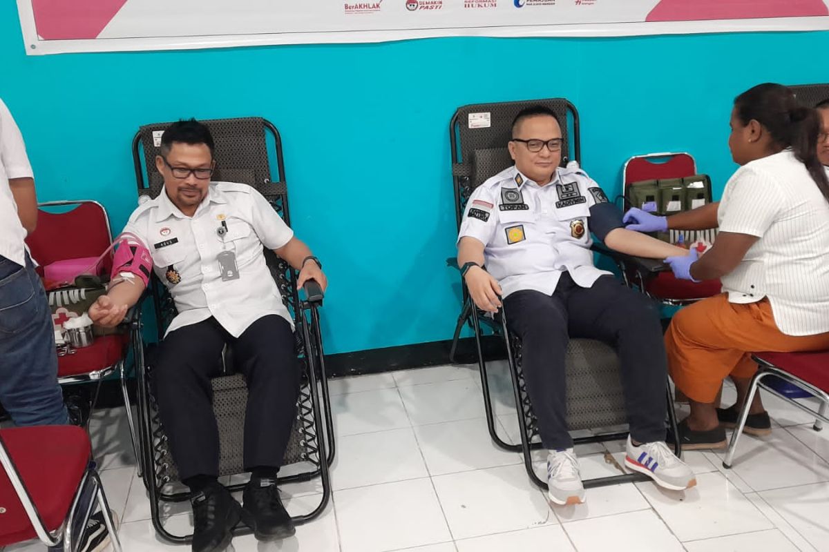 Kemenkum HAM Maluku gelar kegiatan donor darah sambut Hari Dharma Karya Dhika ke-78