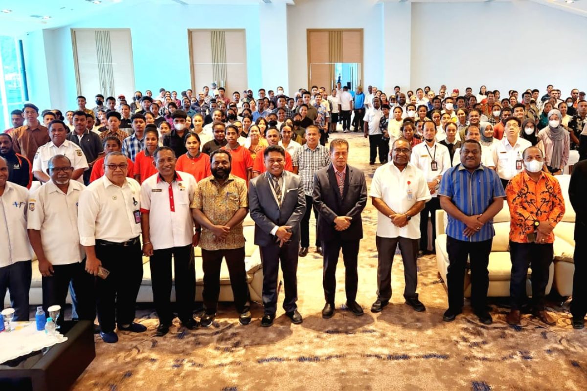 Plh Gubernur Papua Ridwan lepas 399 orang penerima beasiswa Adik