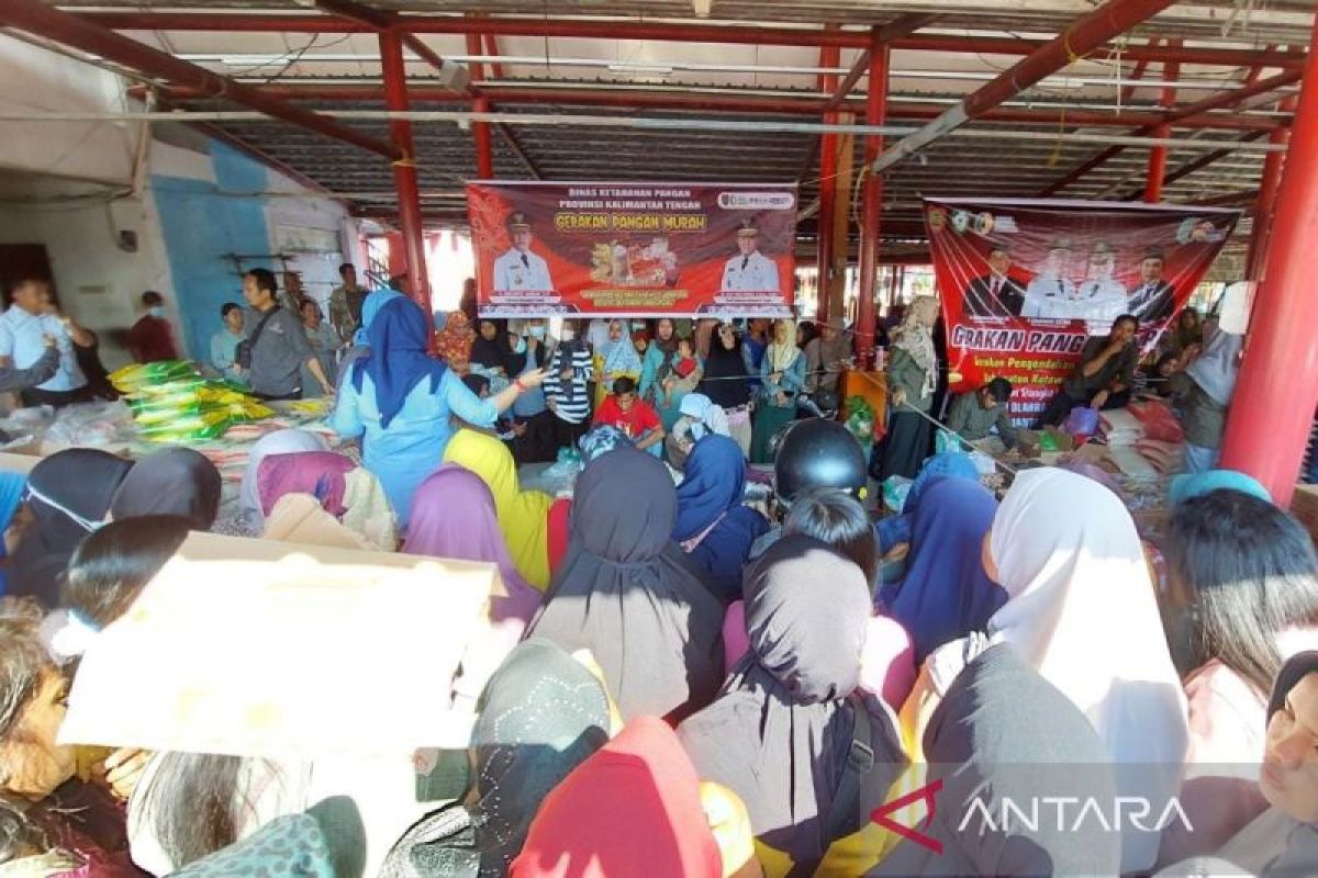 Pasar murah Dishanpang Kalteng di Sampit diserbu pembeli