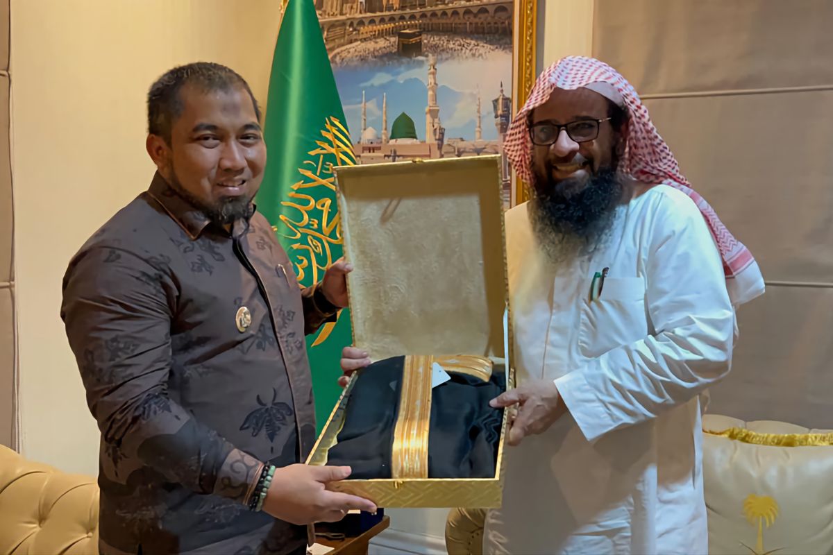 Pj Bupati Aceh Besar dapat hadiah jubah arab dari Kepala Atase Agama Arab Saudi