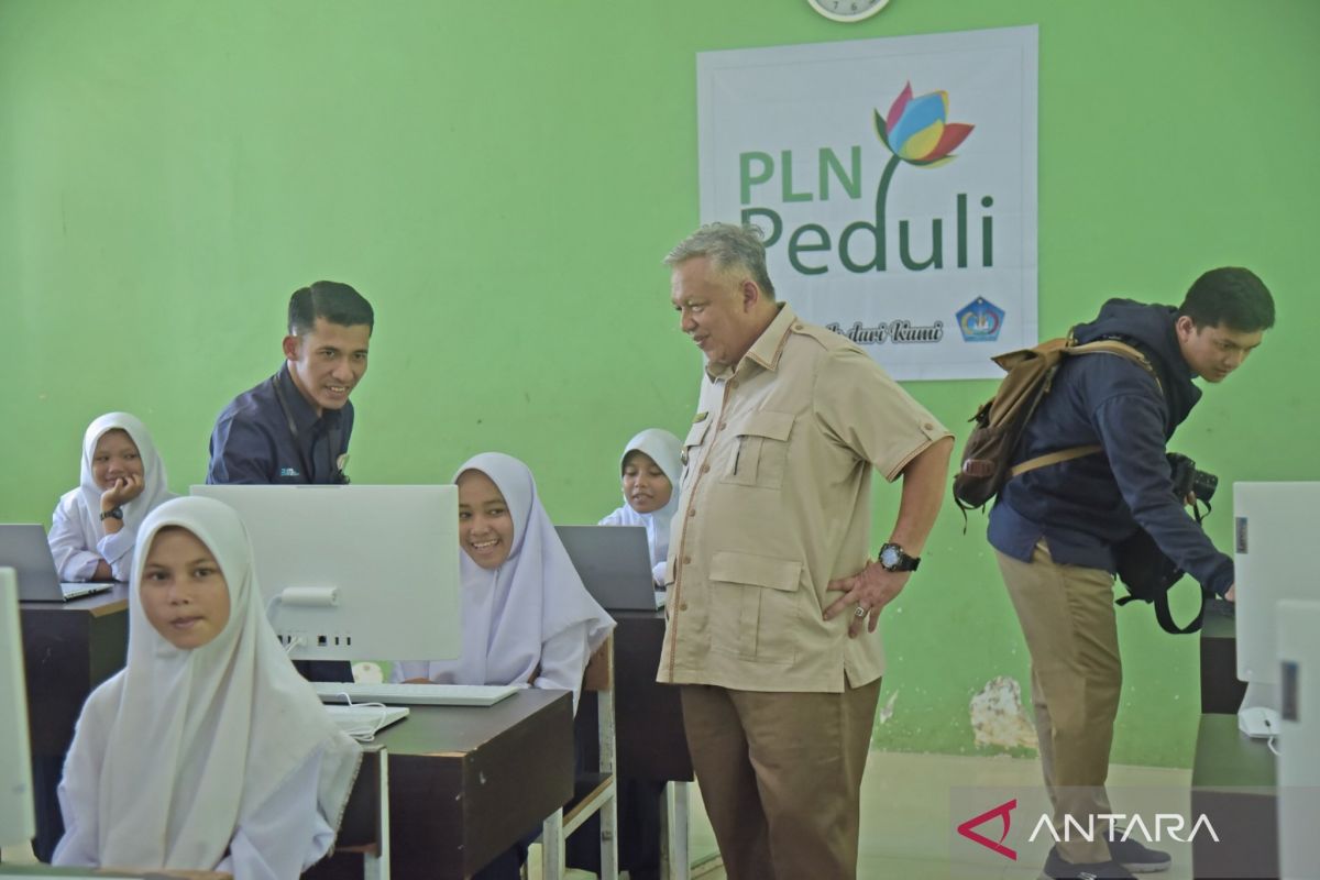 Pemkab Bangka Barat-PLN bantu laboratorium sekolah dan komputer