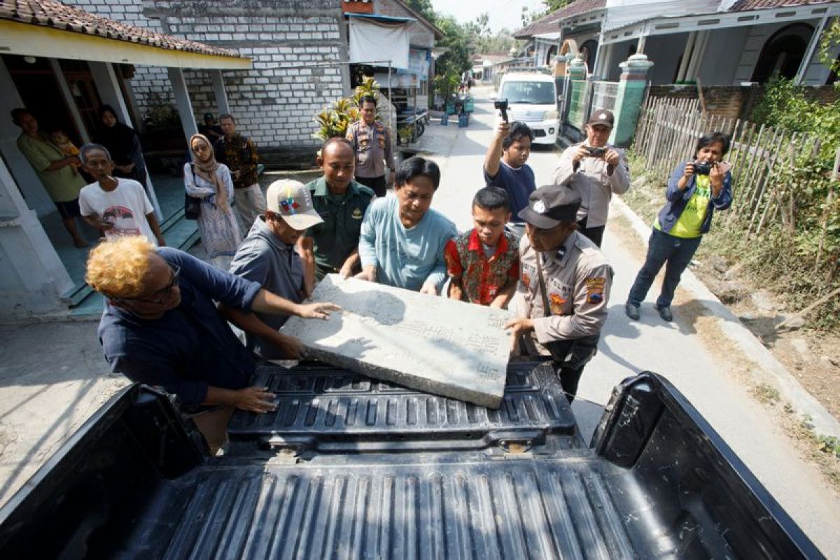 Komunitas dan Muspida Rembang selamatkan nisan kuno Tionghoa