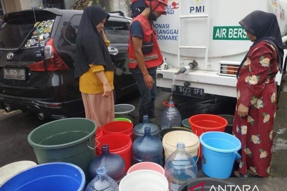 PMI Sukabumi siagakan truk tanki untuk atasi  kekeringan dan kesulitan air bersih