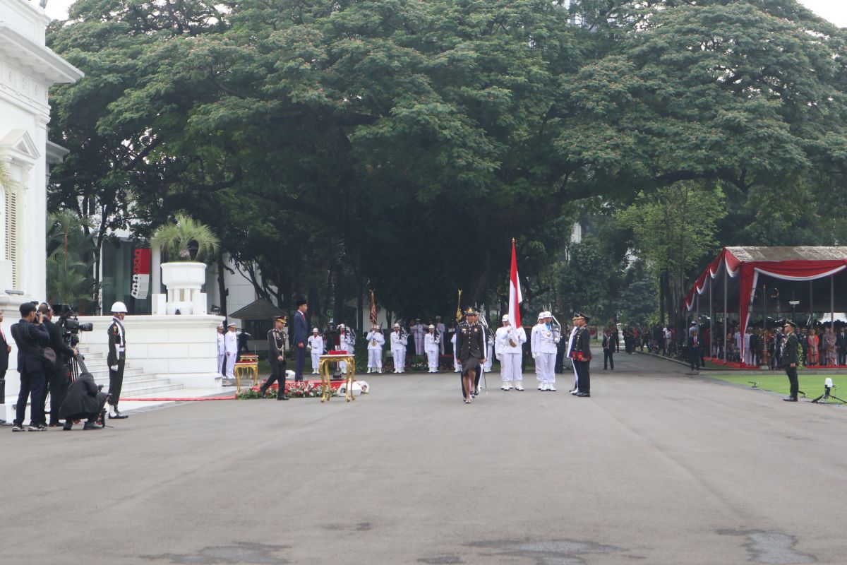 Presiden Joko Widodo melantik 833 perwira remaja TNI dan Polri