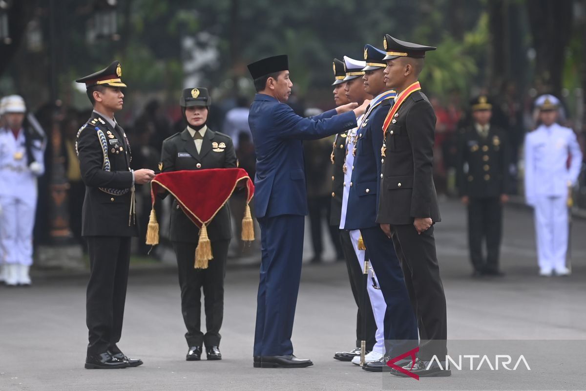Presiden Jokowi melantik 833 perwira remaja TNI dan Polri