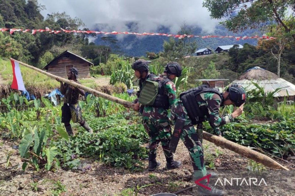 Satgas Yonif ajak warga Puncak Jaya kibarkan bendera Merah Putih