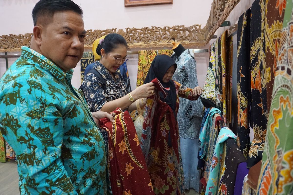Gubernur Narathiwat Thailand kagumi batik tulis Dewi Rengganis