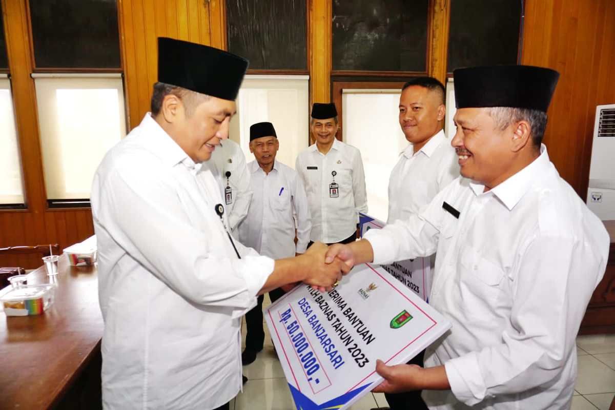Baznas Magelang serahkan bantuan perbaikan rumah kepada 25  penerima