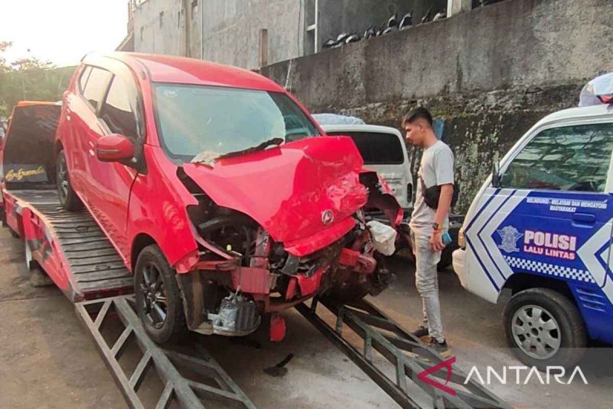 Pajero terlalu melebar hantam dua kendaraan lainnya arah berlawanan