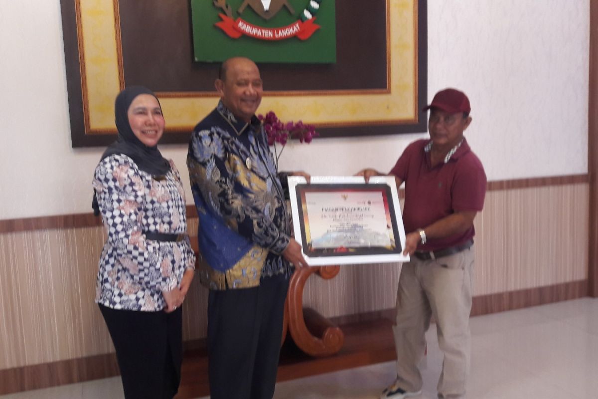 Syah Afandin terima penghargaan dari Kementerian Pariwisata Ekonomi Kreatif