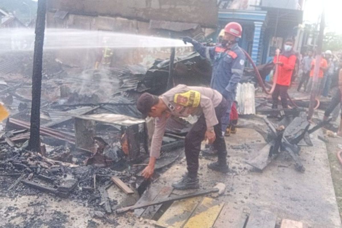 Personel Polres dan damkar padamkan 10 rumah terbakar di Kolaka
