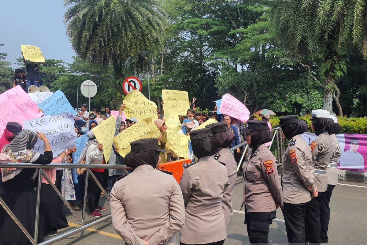 Ratusan pedagang Tangerang unjuk rasa tolak revitalisasi pasar