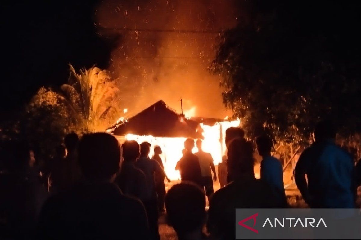 Rumah warga Desa Pasar Ipuh Palas terbakar