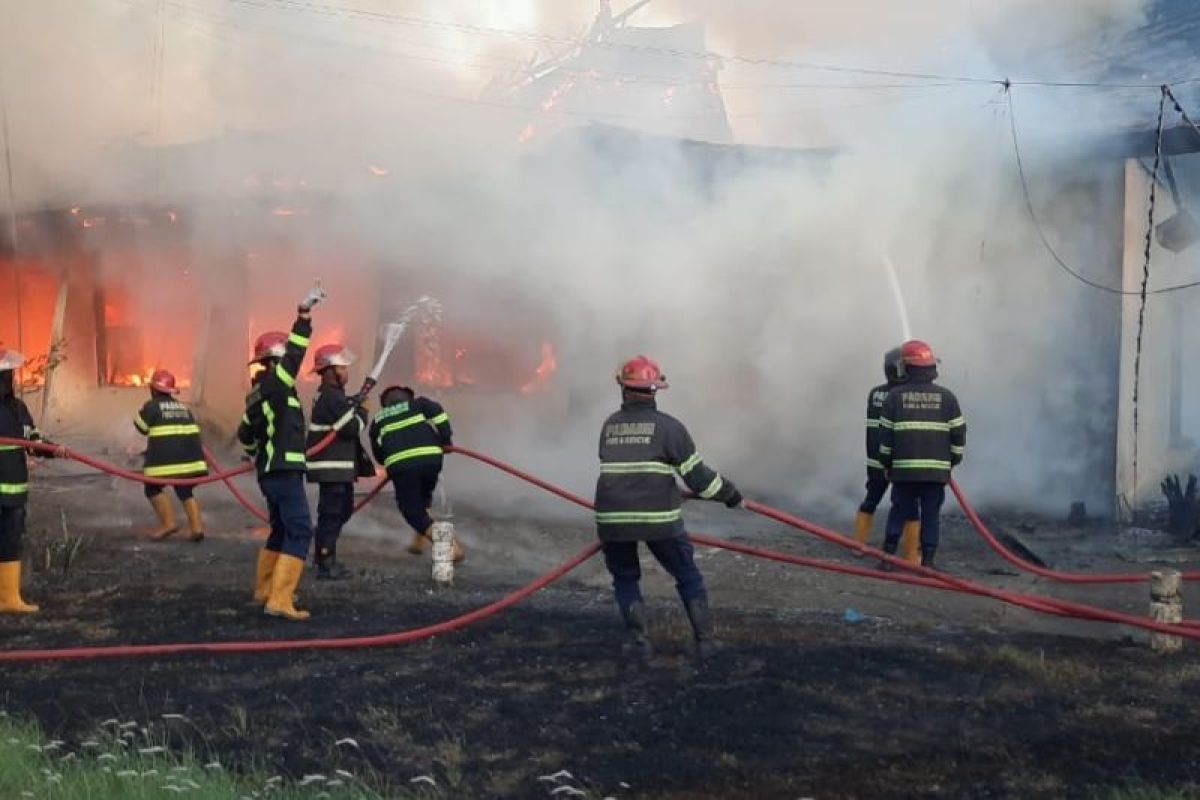 Damkar Padang turunkan tujuh armada padamkan kebakaran eks pabrik tekstil