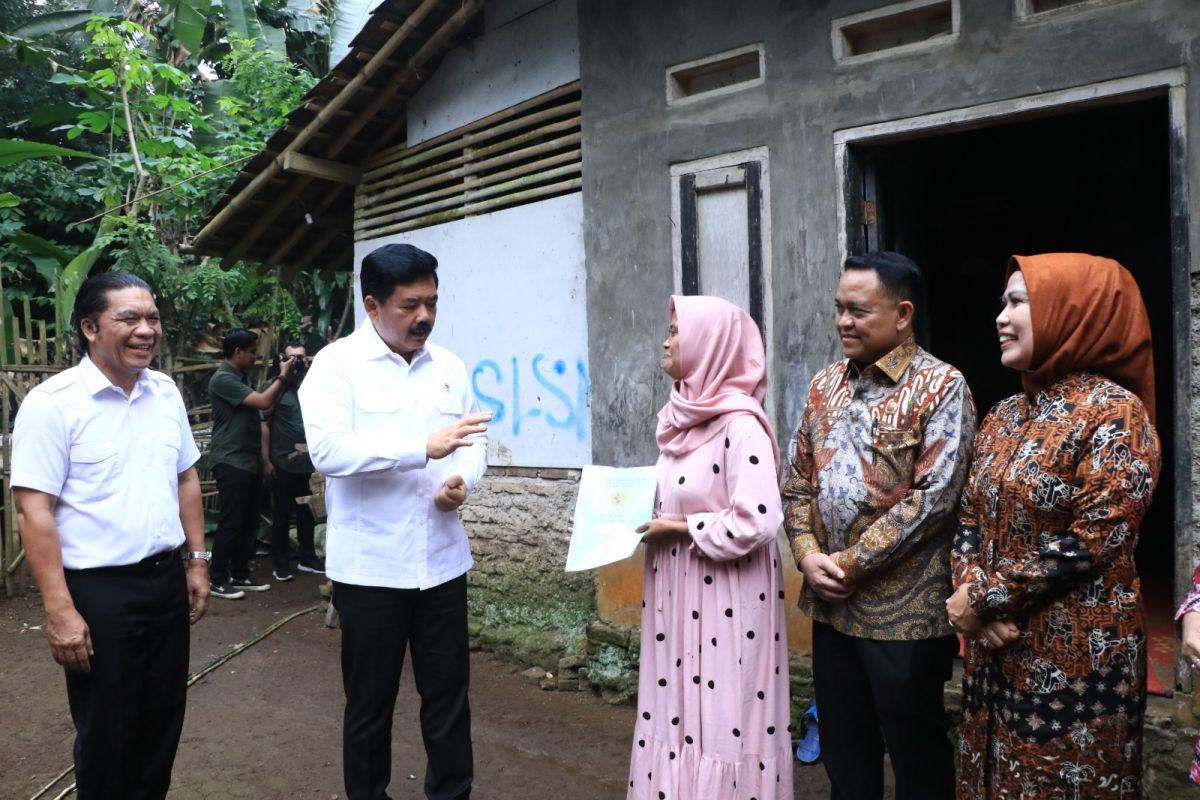 Menteri ATR puji UMKM Kabupaten Serang saat bagikan sertifikat