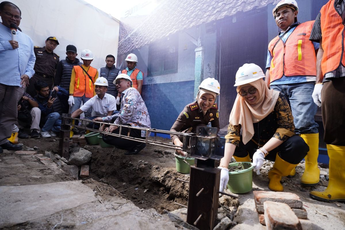 Krakatau Sarana Properti dukung bedah rumah di Kota Cilegon