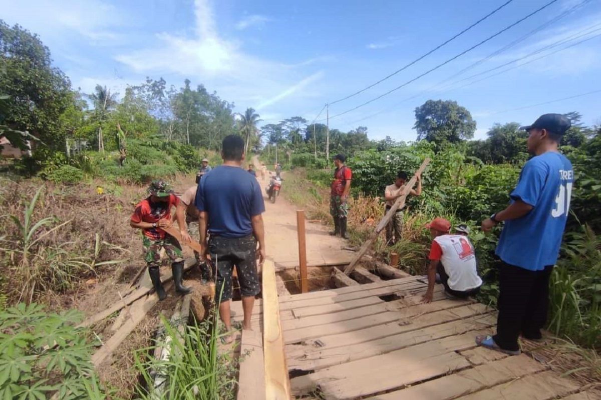 Satgas Pamtas bersama warga perbaiki jembatan di perbatasan Indonesia